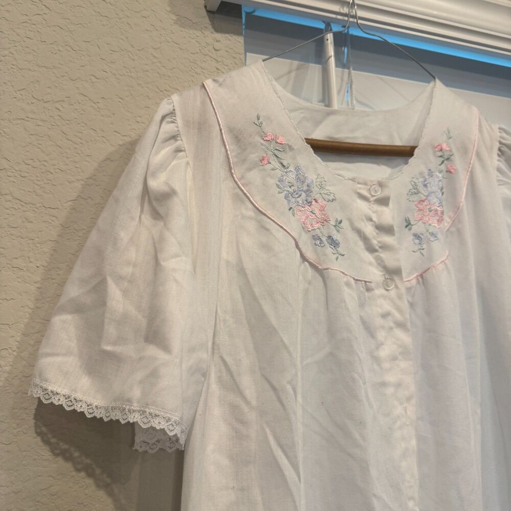 Vintage White Dainty Nightgown Robe- Floral embroidered collar